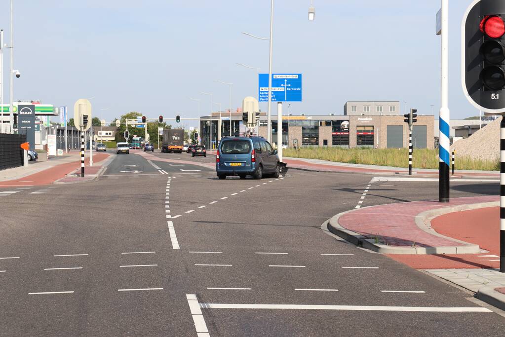 Automobilist raakt onwel en knalt tegen lantaarnpaal