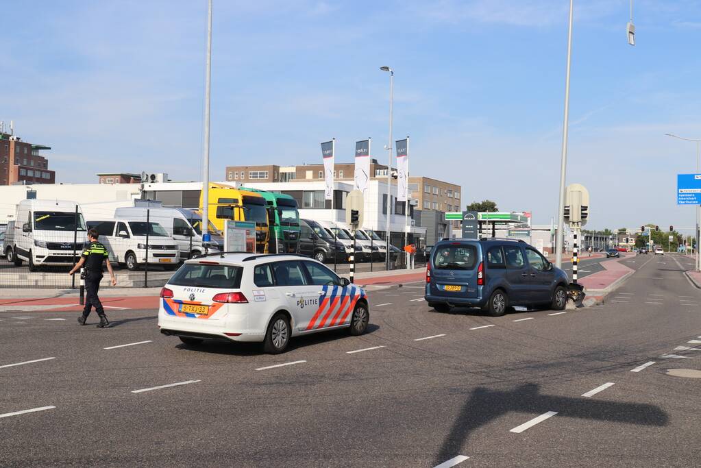 Automobilist raakt onwel en knalt tegen lantaarnpaal