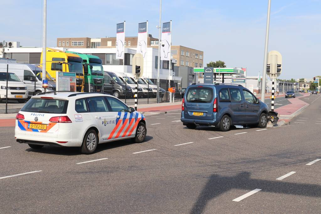 Automobilist raakt onwel en knalt tegen lantaarnpaal