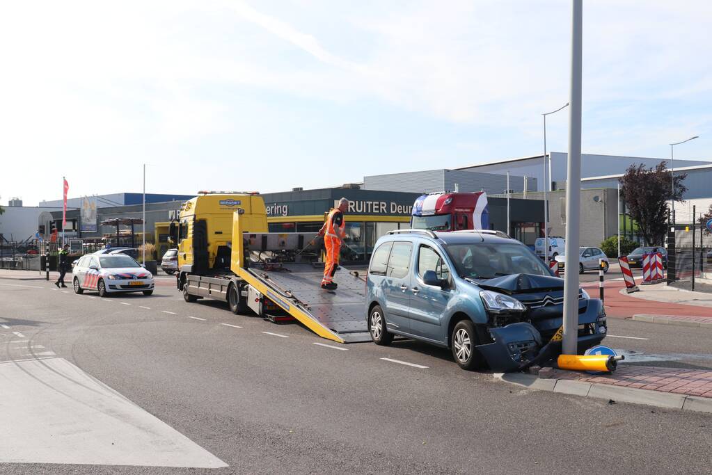 Automobilist raakt onwel en knalt tegen lantaarnpaal