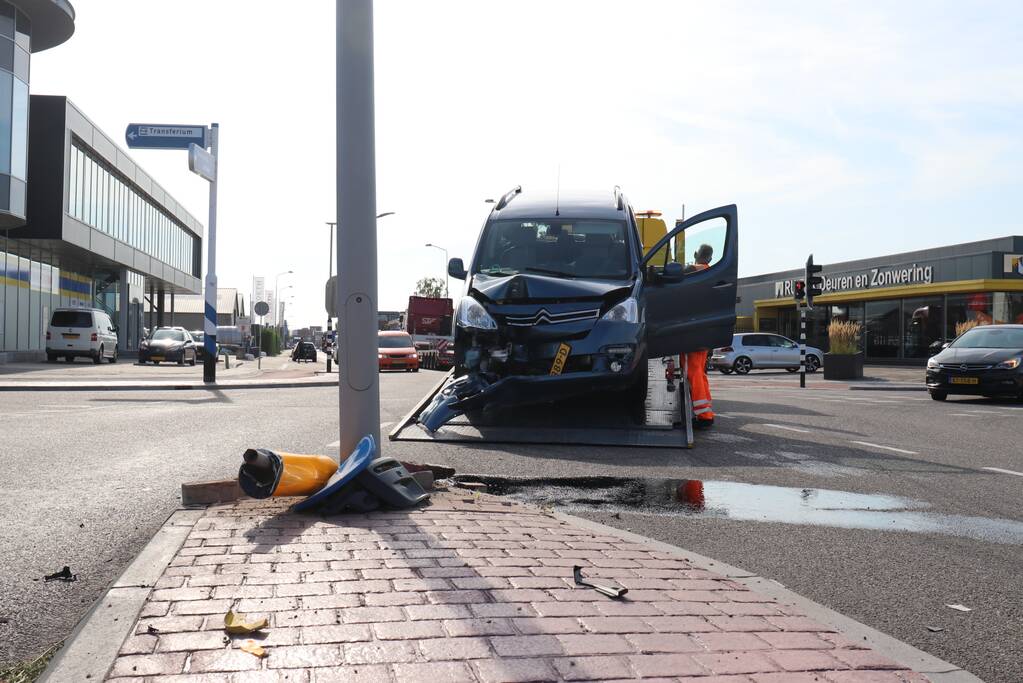 Automobilist raakt onwel en knalt tegen lantaarnpaal