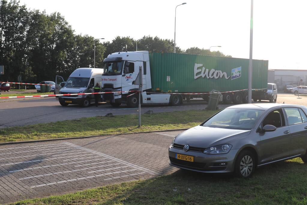 Stoffelijke overschot aangetroffen in vrachtwagen op parkeerplaats
