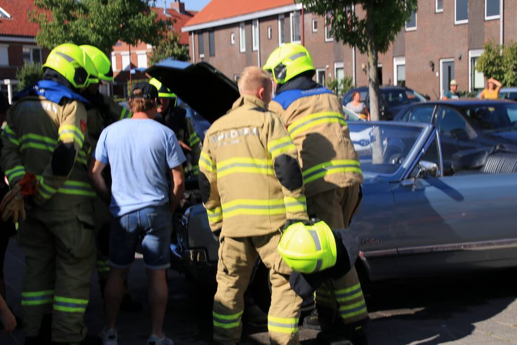 Oldtimer vat vlam door kapotte brandstofslang