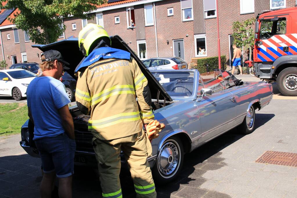Oldtimer vat vlam door kapotte brandstofslang
