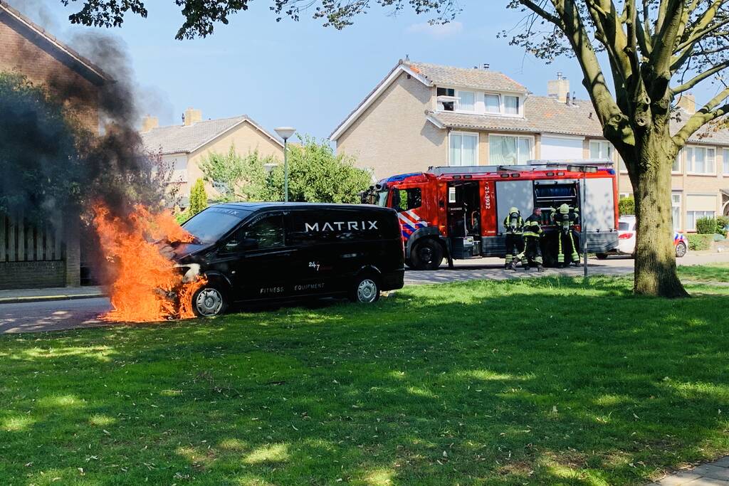 Bestelbus verwoest door brand