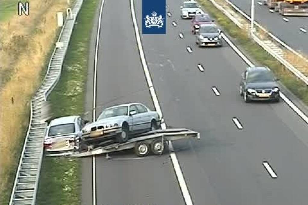 Auto met aanhanger geschaard op snelweg