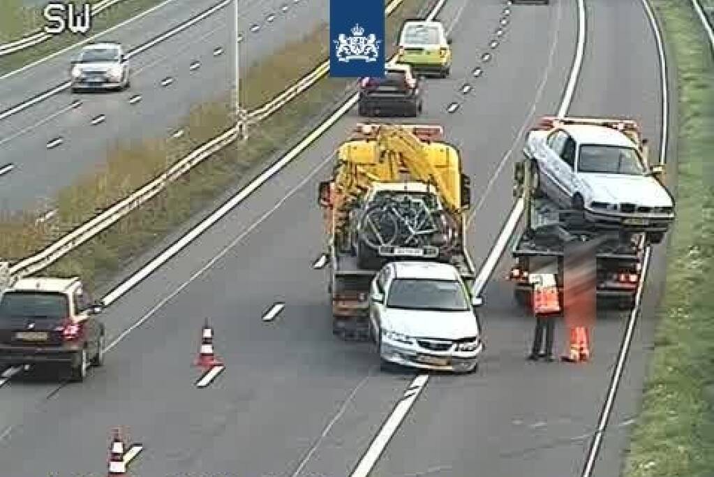 Auto met aanhanger geschaard op snelweg
