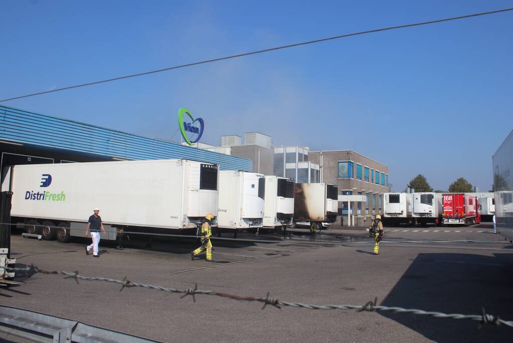 Trailer vliegt in brand bij slachterij