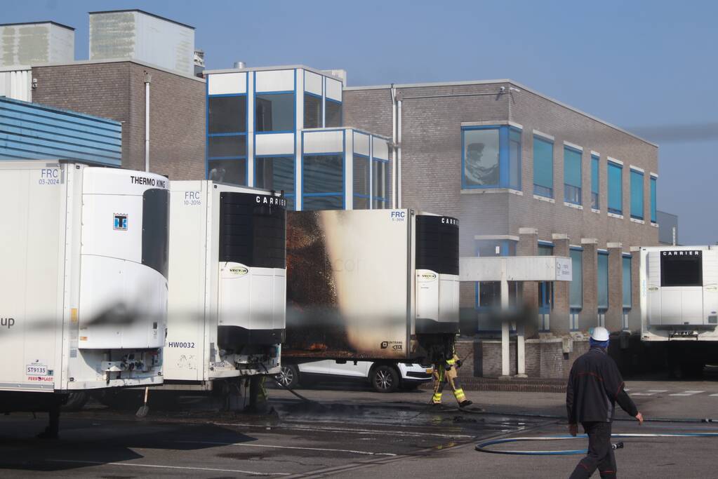 Trailer vliegt in brand bij slachterij