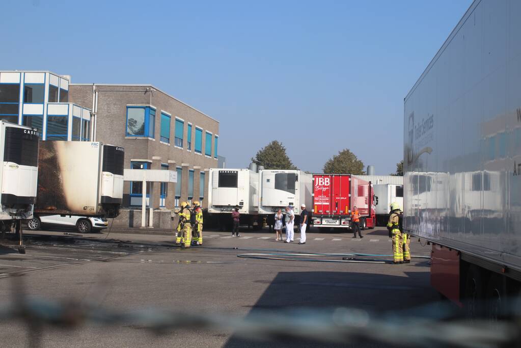 Trailer vliegt in brand bij slachterij