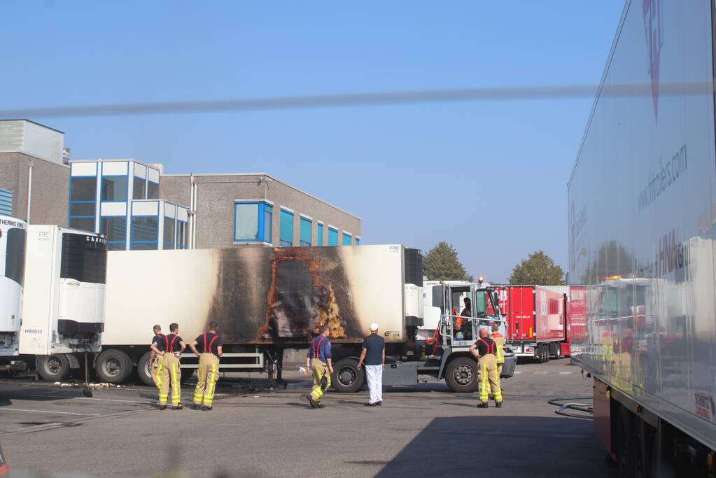 Trailer vliegt in brand bij slachterij