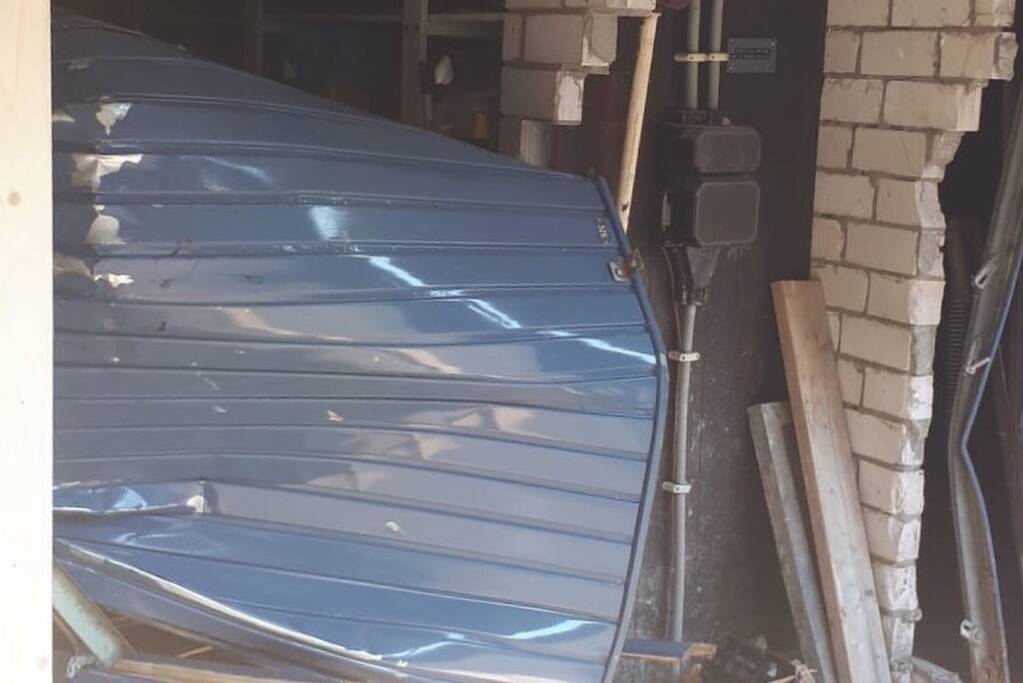 Bestuurder knalt garageboxen binnen met gestolen auto