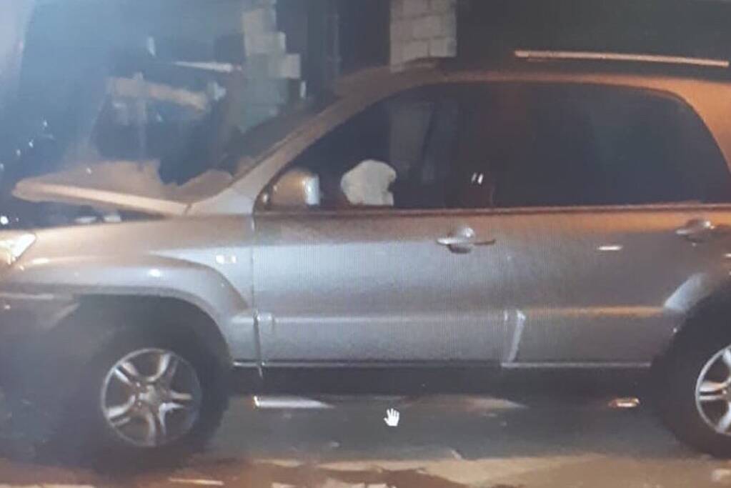 Bestuurder knalt garageboxen binnen met gestolen auto