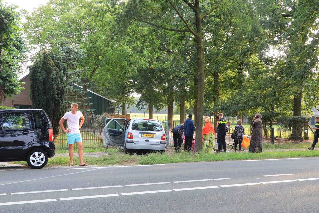 Auto rijdt tegen boom en klapt op hek