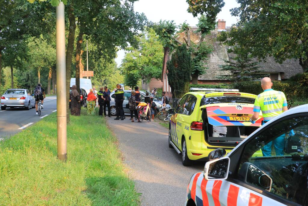 Auto rijdt tegen boom en klapt op hek