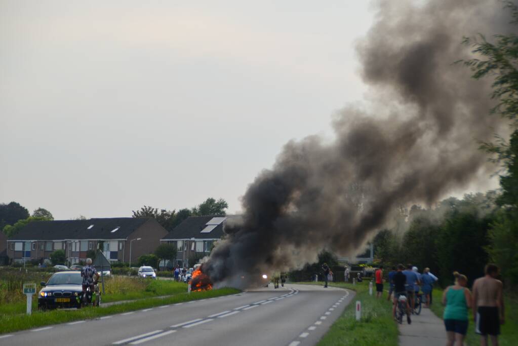 Personenauto verwoest na brand