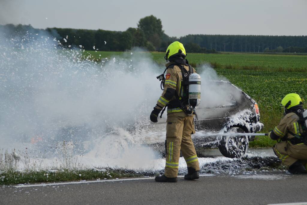 Personenauto verwoest na brand