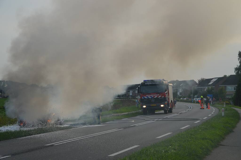 Personenauto verwoest na brand