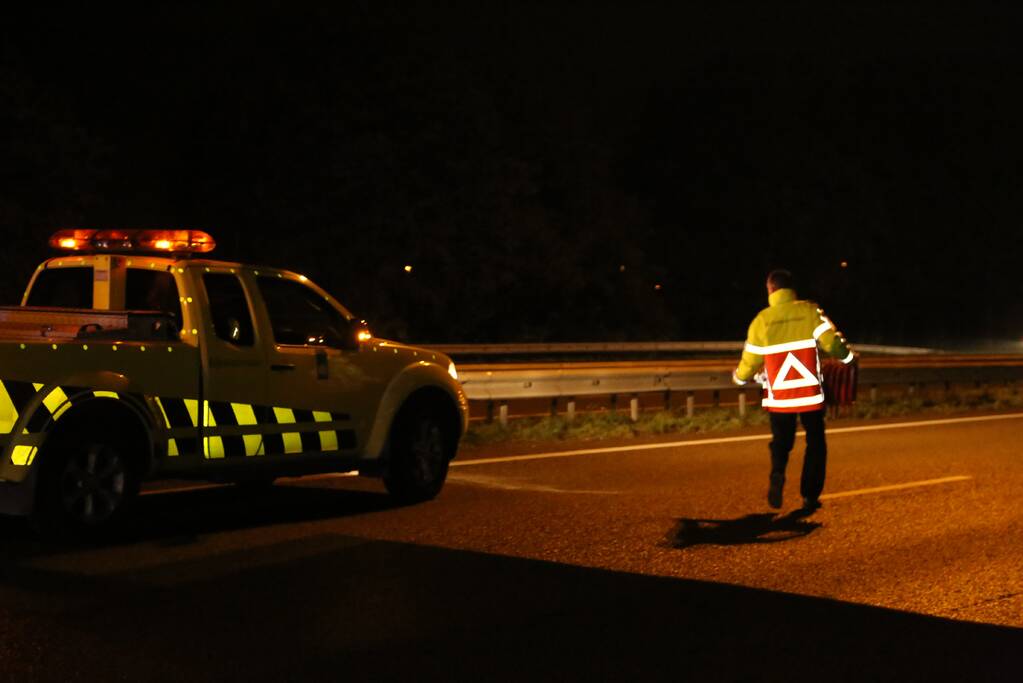 57-jarige automobilist overleden na botsing tegen middengeleider