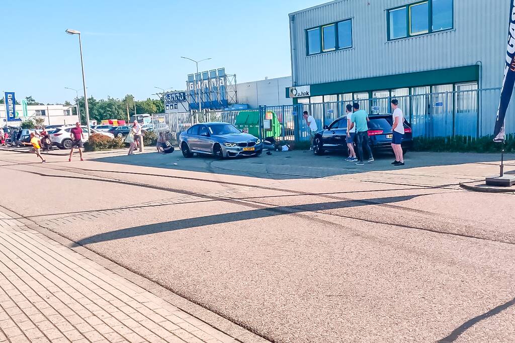 Auto rijdt in op publiek bij autoshow