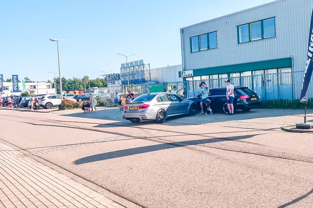 Auto rijdt in op publiek bij autoshow