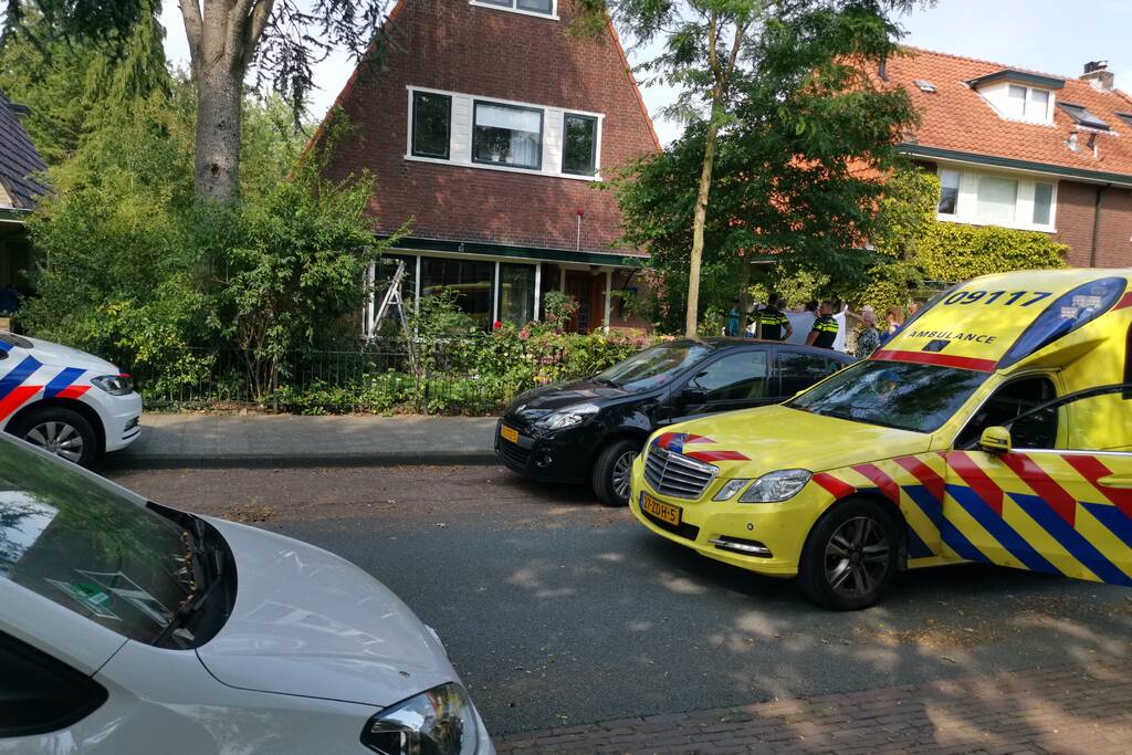 Man zwaargewond na val van keukentrapje