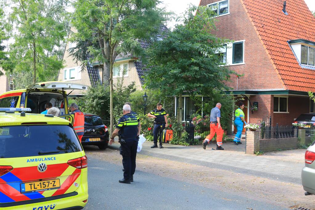 Man zwaargewond na val van keukentrapje