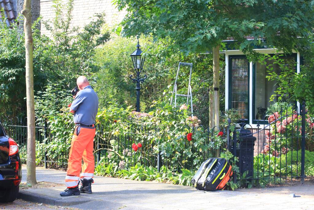 Man zwaargewond na val van keukentrapje