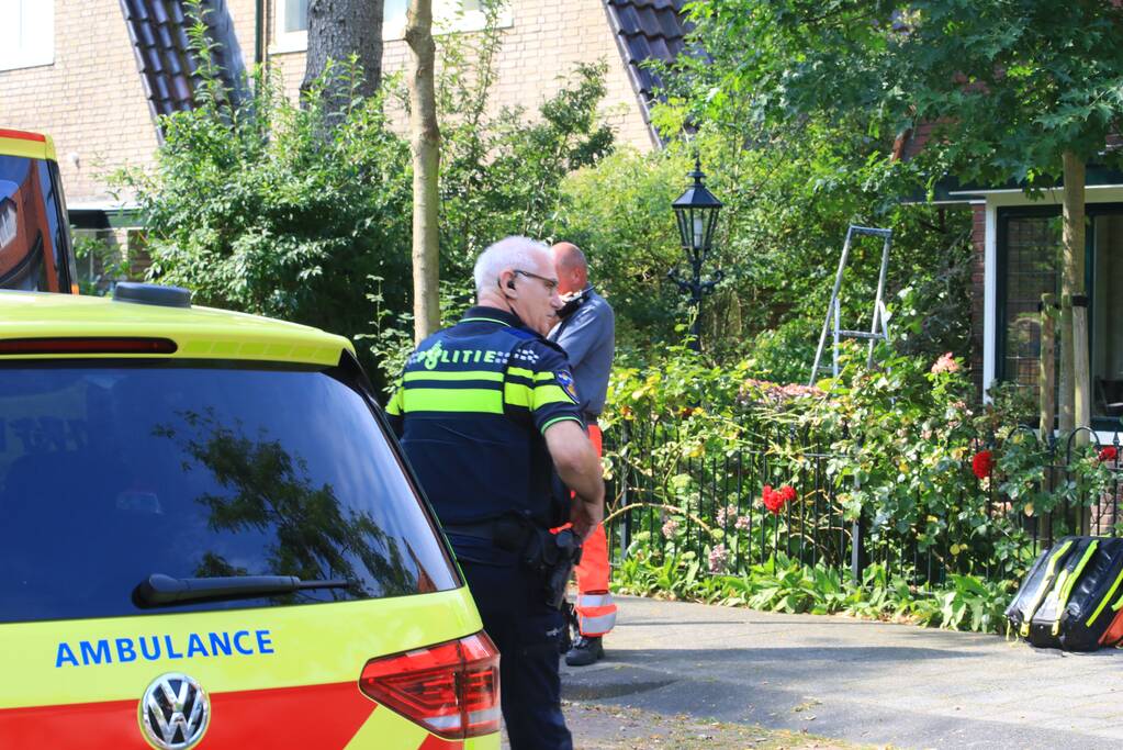 Man zwaargewond na val van keukentrapje