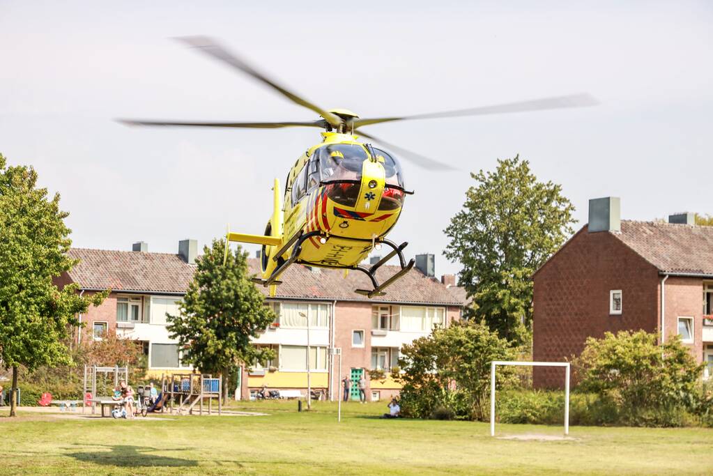 Man zwaargewond na val van keukentrapje
