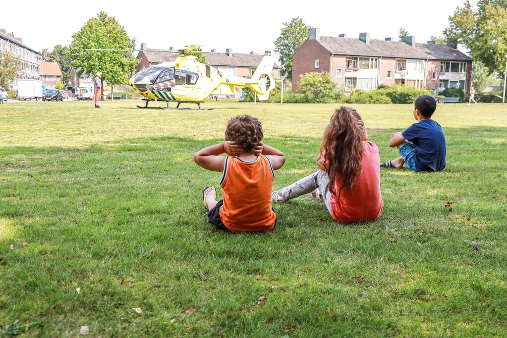 Man zwaargewond na val van keukentrapje