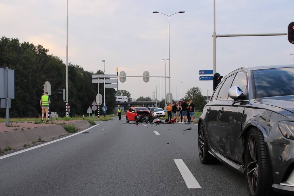 Twee voertuigen zwaar beschadigd bij aanrijding
