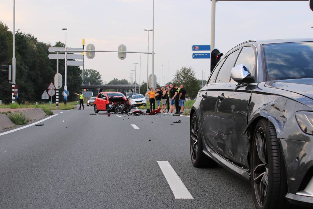 Twee voertuigen zwaar beschadigd bij aanrijding