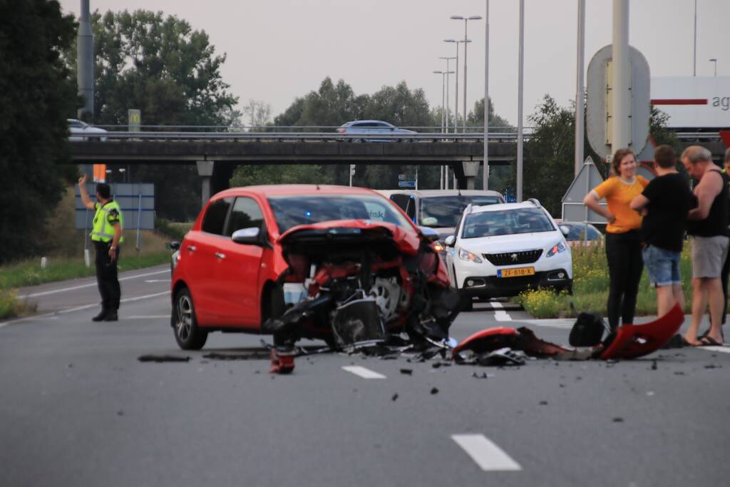 Twee voertuigen zwaar beschadigd bij aanrijding