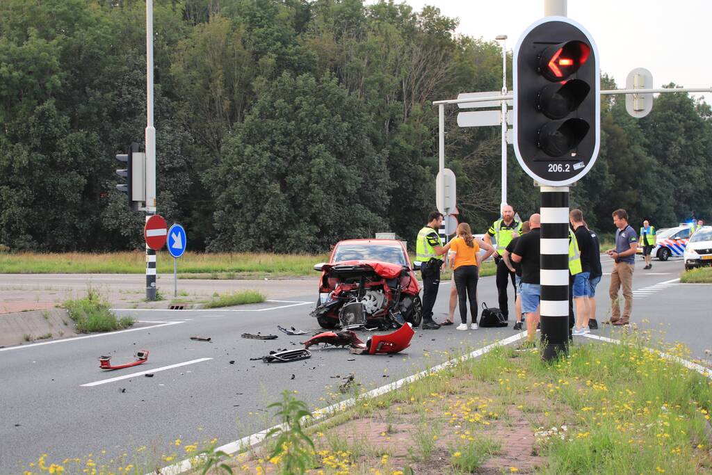 Twee voertuigen zwaar beschadigd bij aanrijding