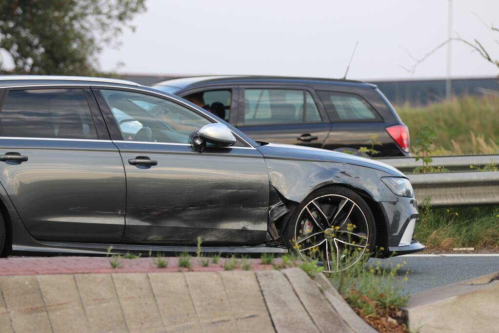 Twee voertuigen zwaar beschadigd bij aanrijding