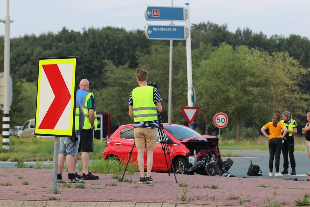 Twee voertuigen zwaar beschadigd bij aanrijding