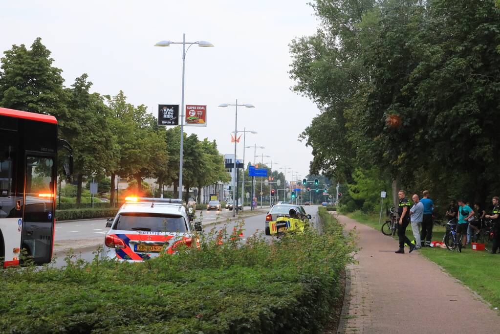 12-jarige fietser valt tegen rijdende auto aan