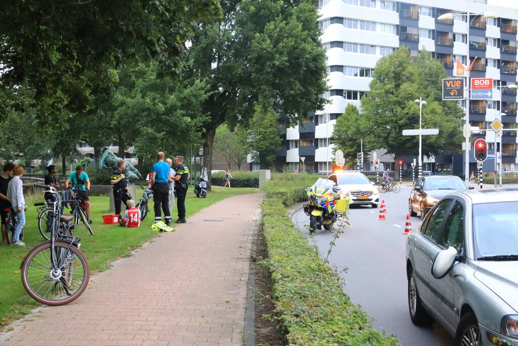 12-jarige fietser valt tegen rijdende auto aan
