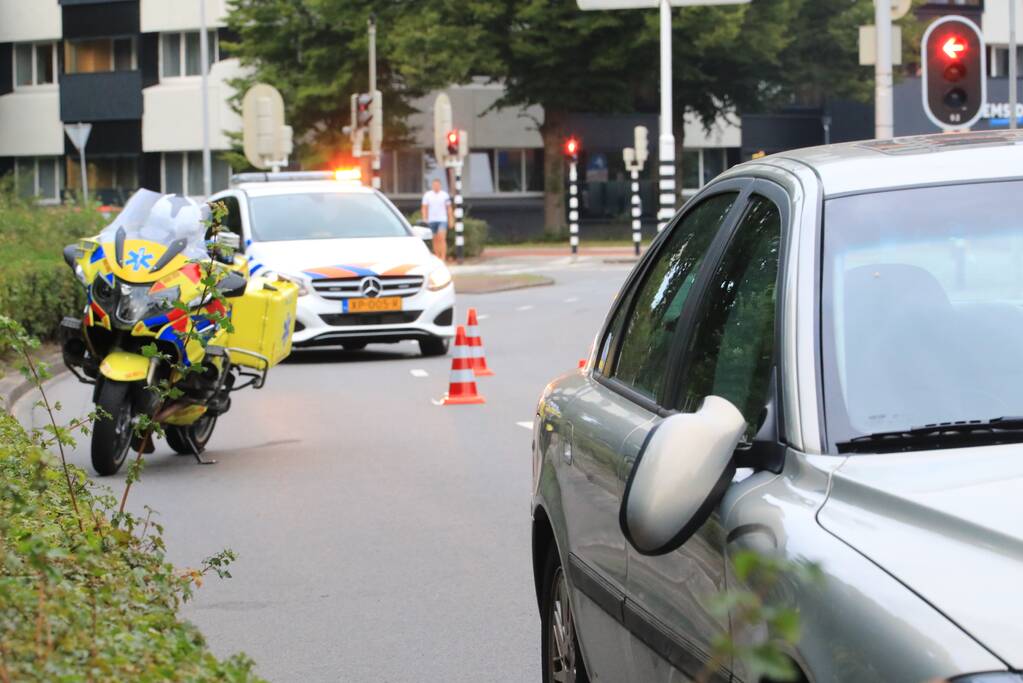 12-jarige fietser valt tegen rijdende auto aan