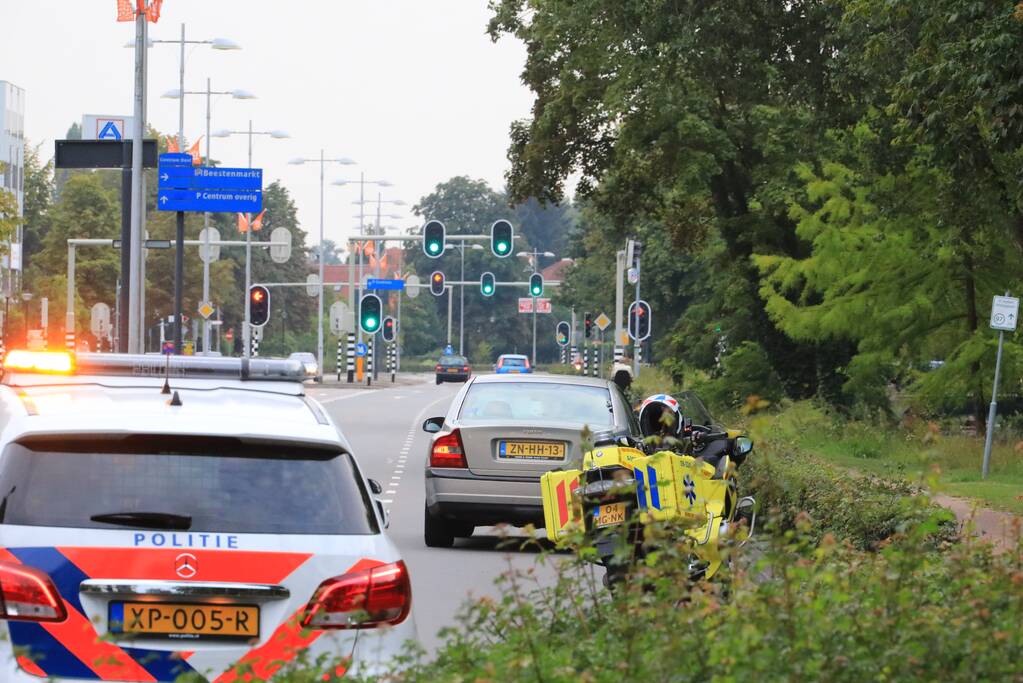 12-jarige fietser valt tegen rijdende auto aan