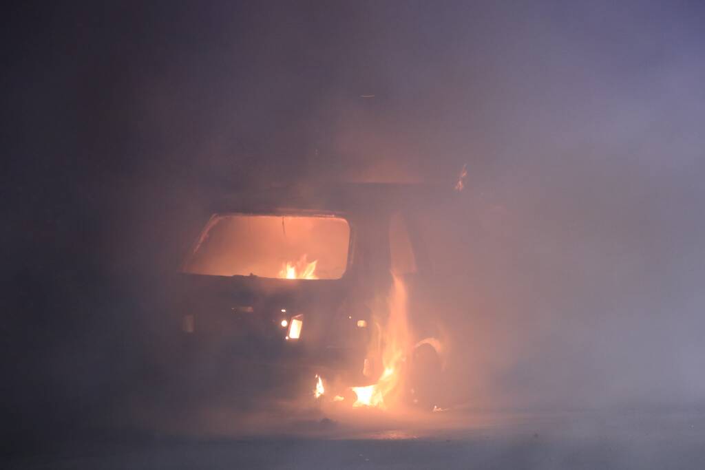 Vier auto's verwoest na vermoedelijk brandstichting