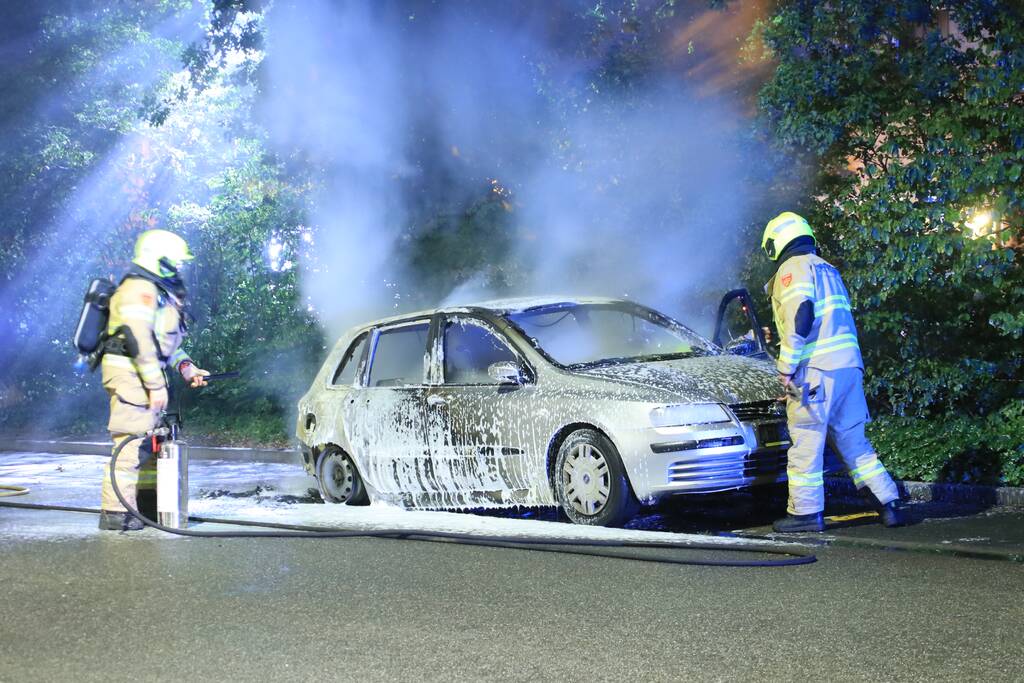 Vier auto's verwoest na vermoedelijk brandstichting