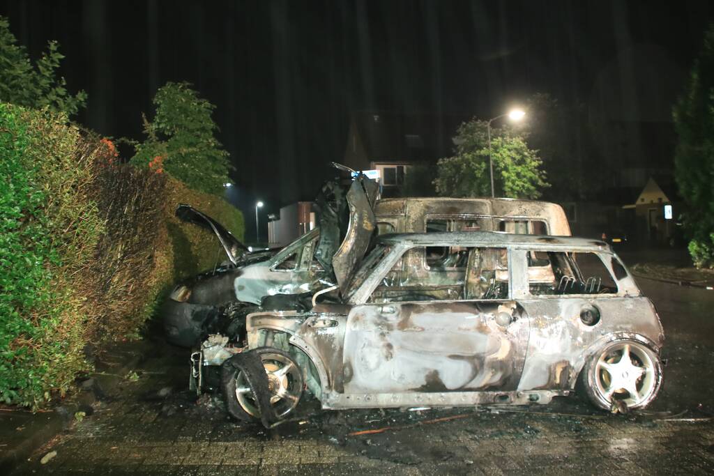 Vier auto's verwoest na vermoedelijk brandstichting