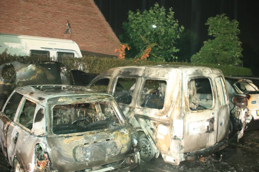 Vier auto's verwoest na vermoedelijk brandstichting