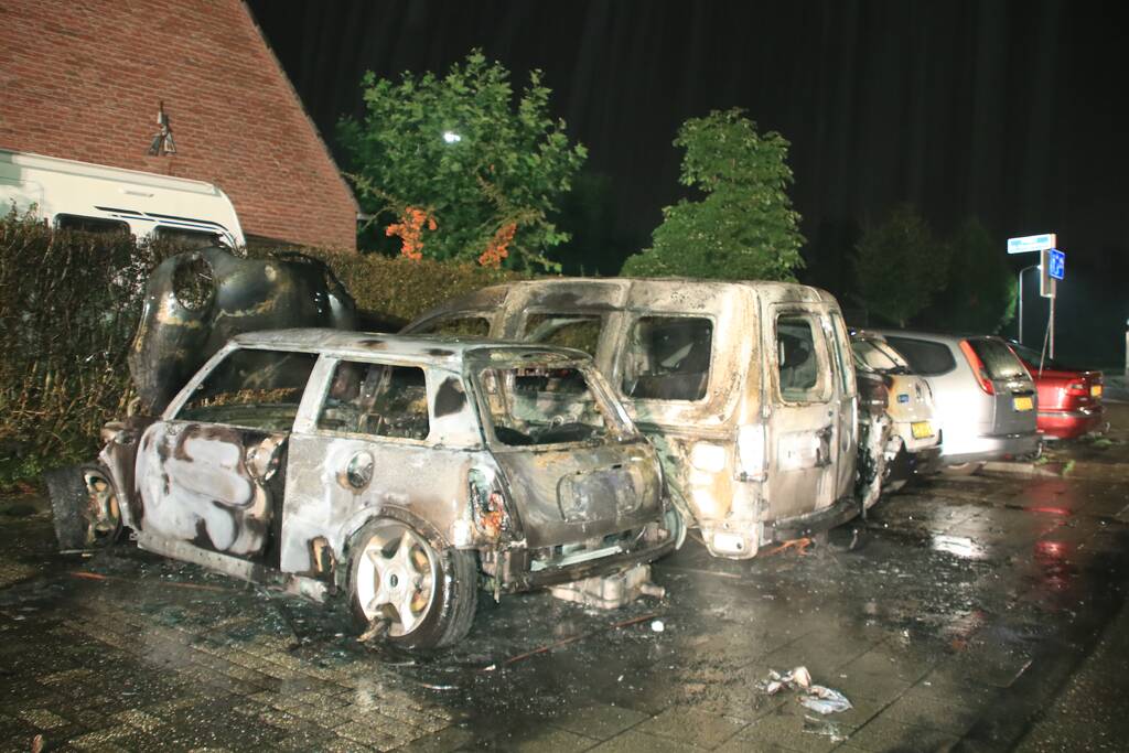 Vier auto's verwoest na vermoedelijk brandstichting