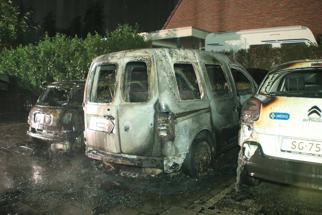Vier auto's verwoest na vermoedelijk brandstichting