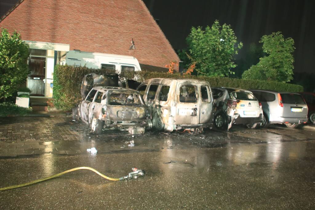 Vier auto's verwoest na vermoedelijk brandstichting
