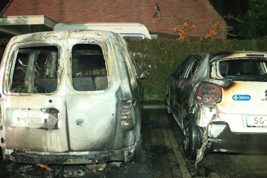 Vier auto's verwoest na vermoedelijk brandstichting