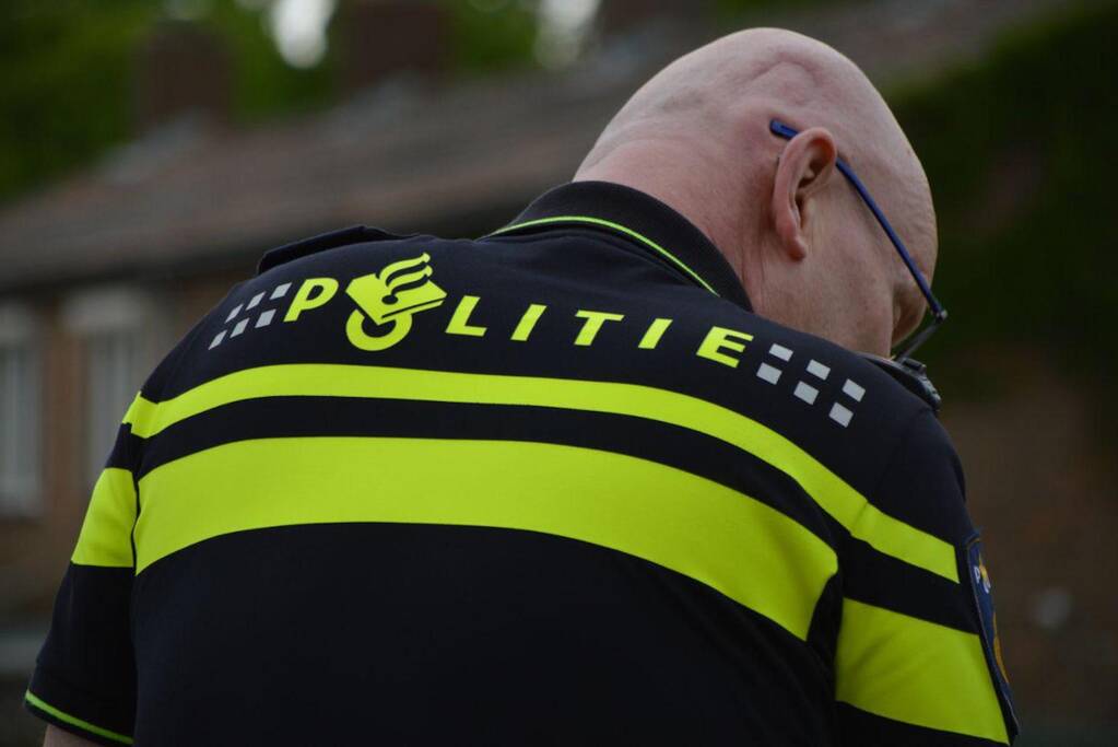 Vrouw spuugt agent in gezicht bij aanhouding